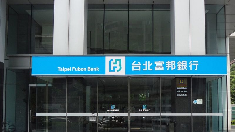 台北富邦銀行總行大門外觀