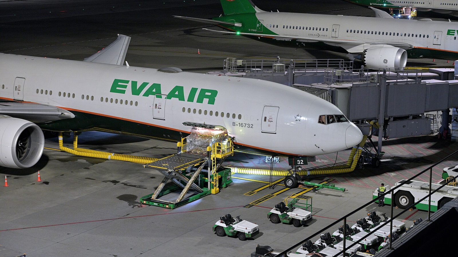 長榮航空客機裝卸貨物作業