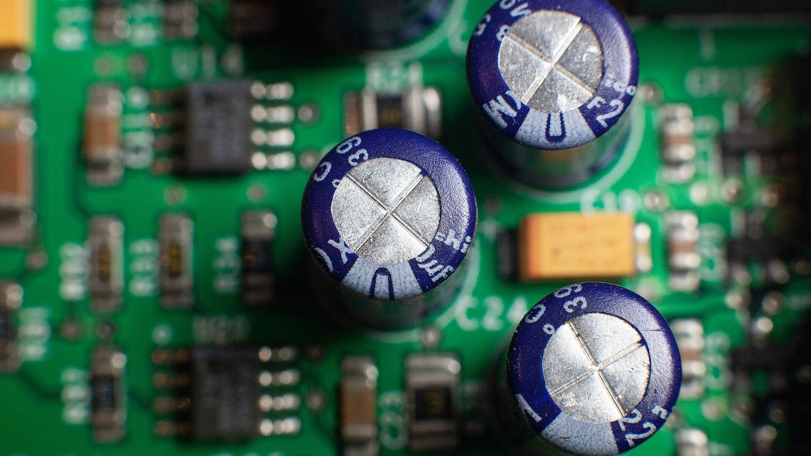 電路板上的電解電容與被動元件