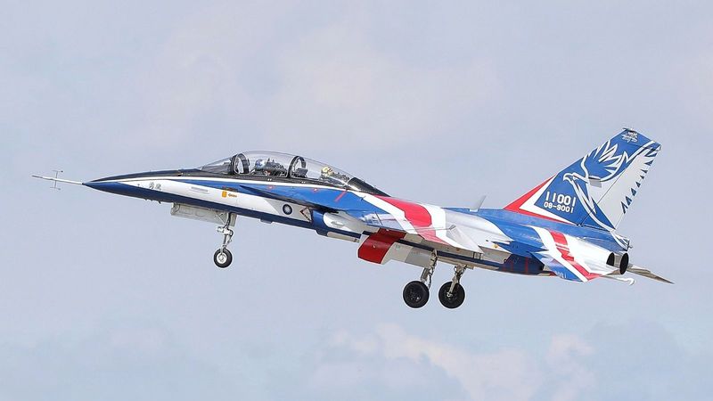勇鷹高教機飛行降落姿態
