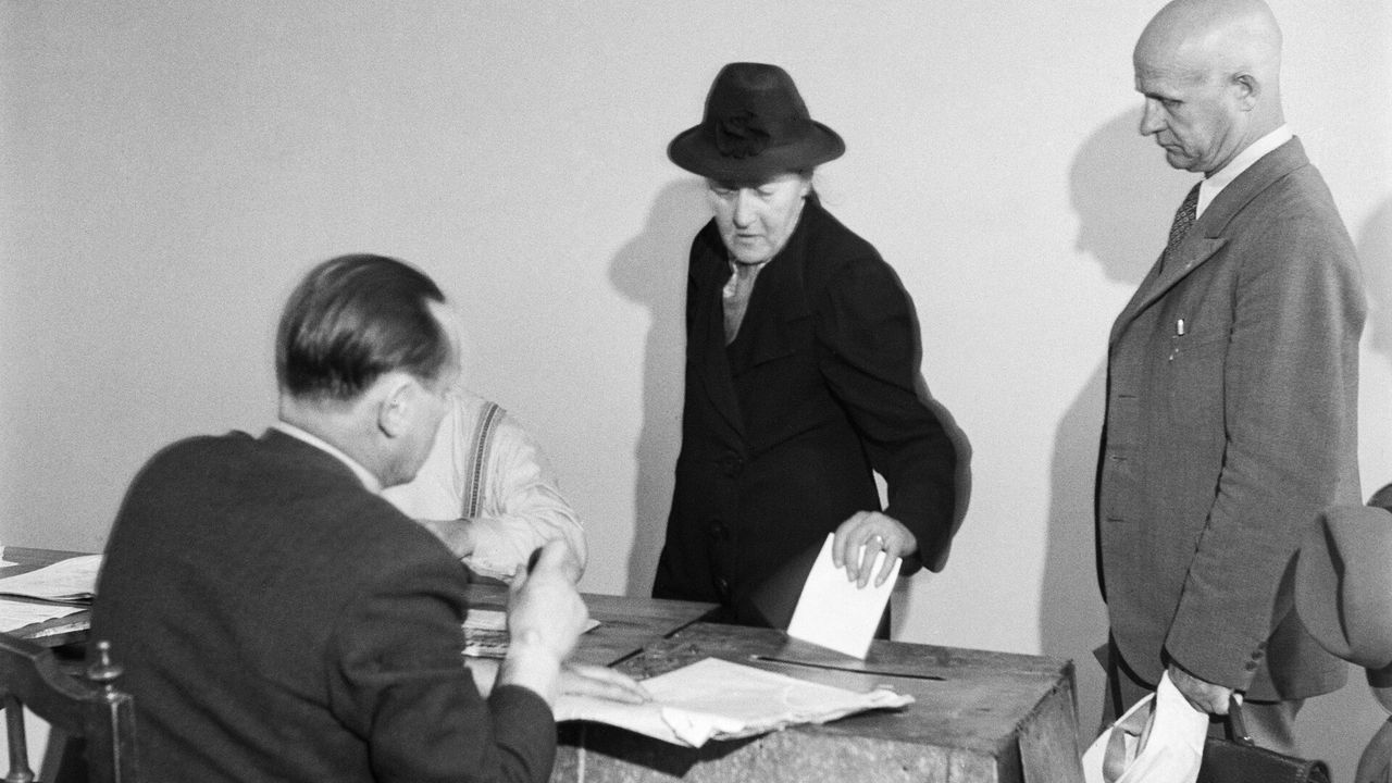 ballot(民众正将选票投入票匦)