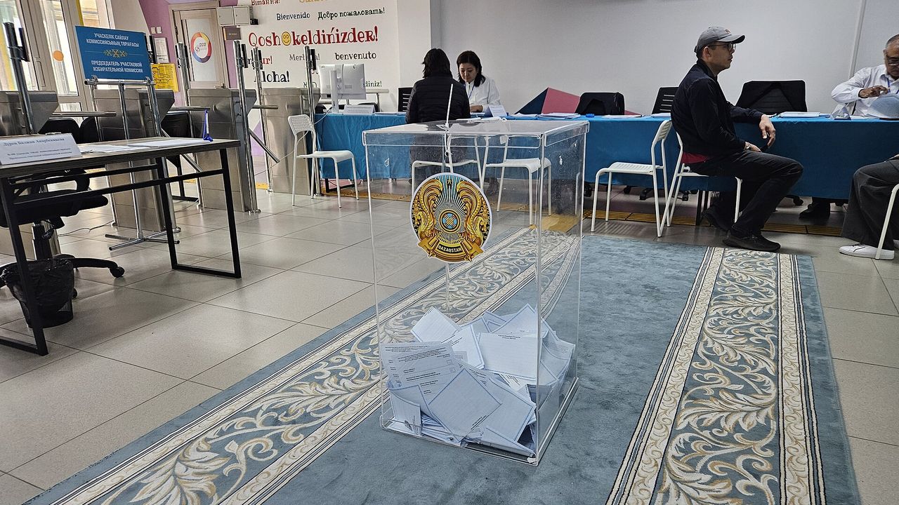 ballot（透明票箱內含多張選票）