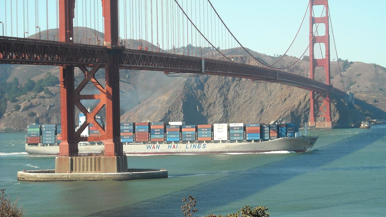 萬海貨櫃船駛經舊金山金門大橋