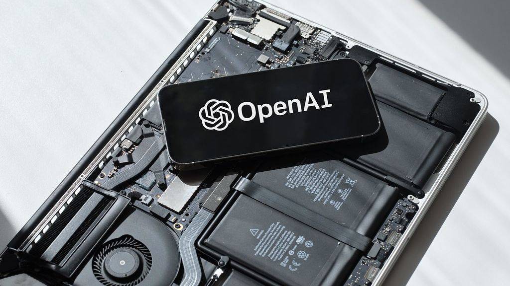 手機螢幕上的 OpenAI 標誌