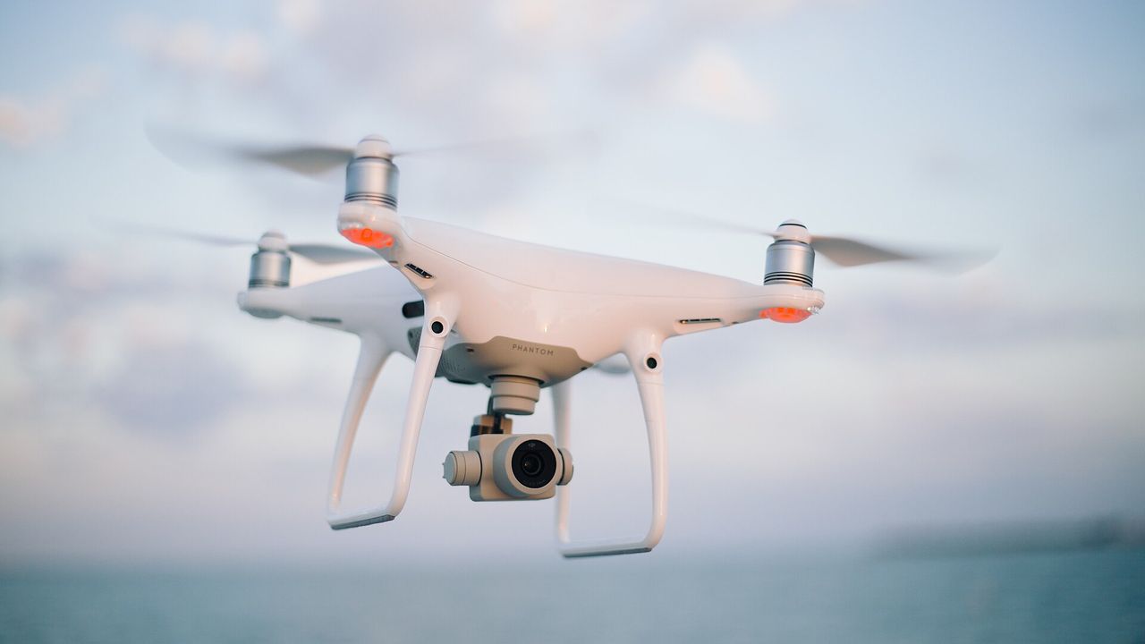 空中懸停的白色四軸無人機