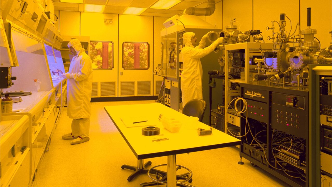 黃光無塵室（NASA 格倫研究中心微製造實驗室）
