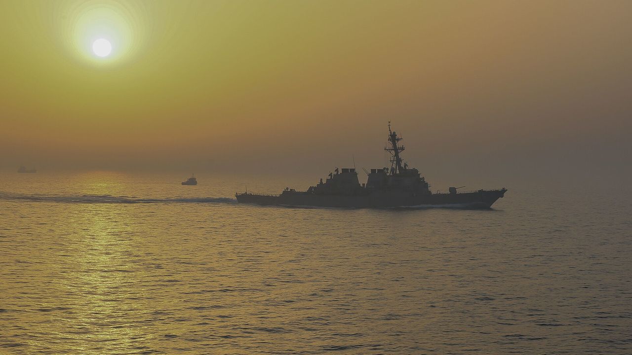 美國海軍驅逐艦通過荷姆茲海峽
