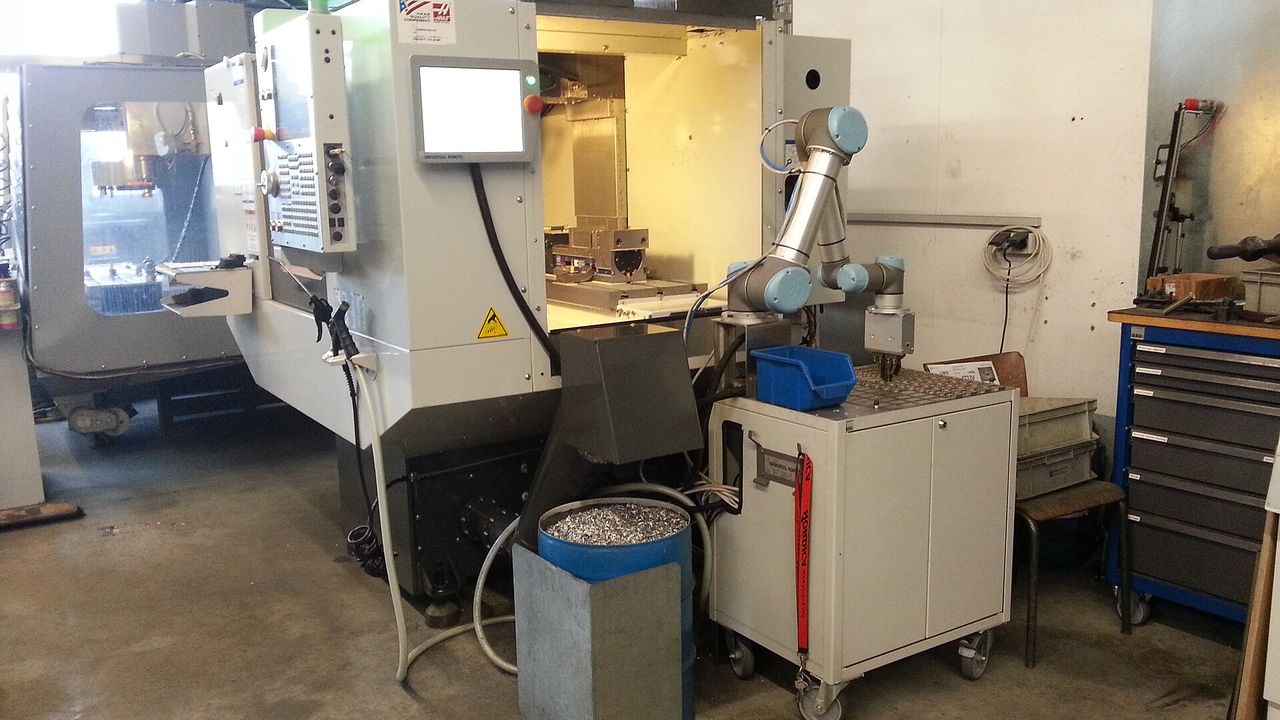 搭配機械手臂的 CNC 銑床