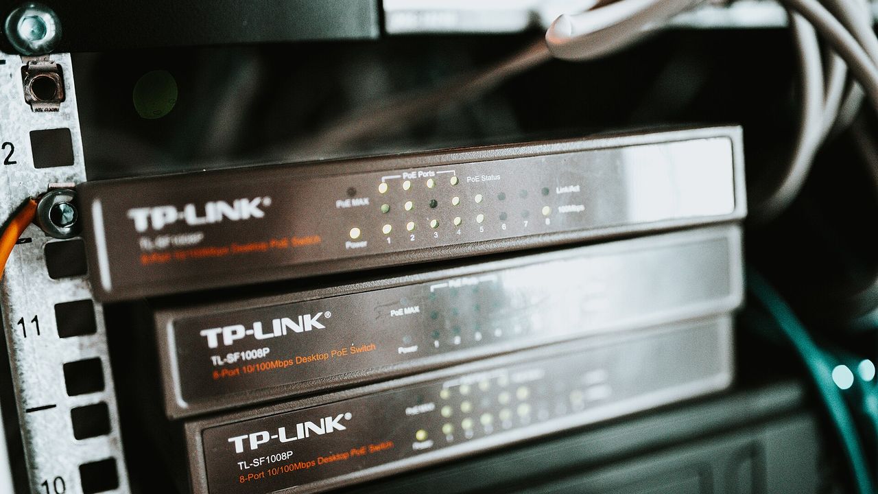 network(机架上的网络交换器实景)