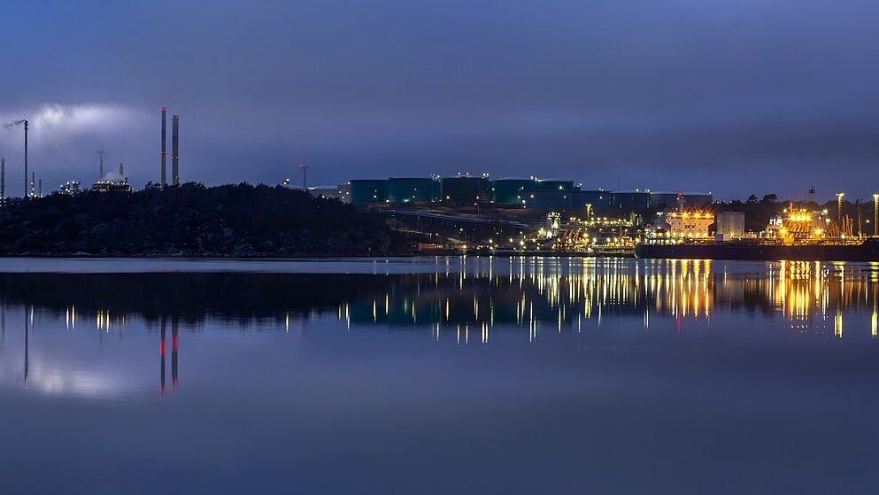 oil（煉油廠與油輪夜景）