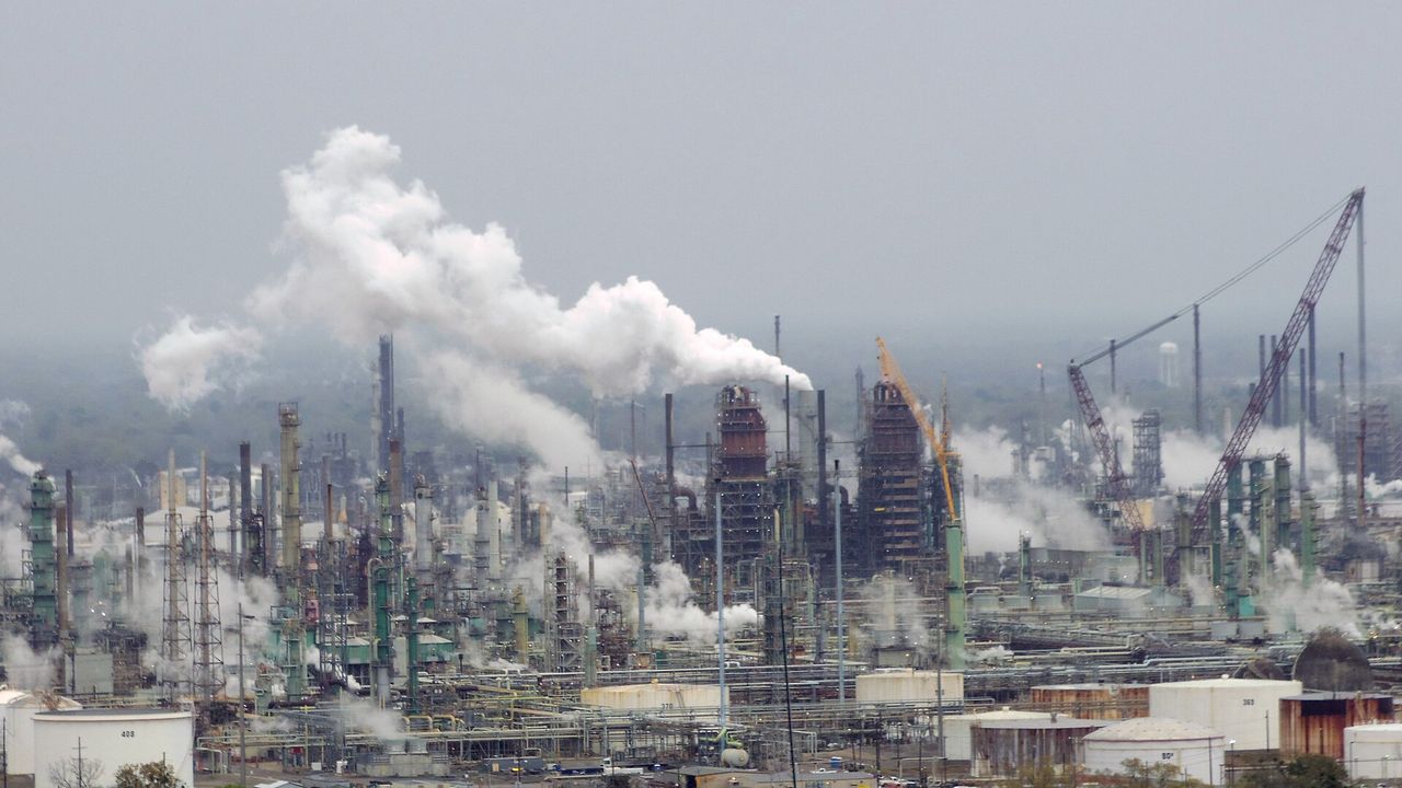 oil（煉油廠實景，切合石油題材）