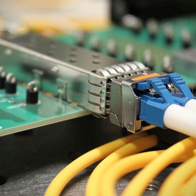 插在電路板上的 SFP 光收發模組與光纖跳線