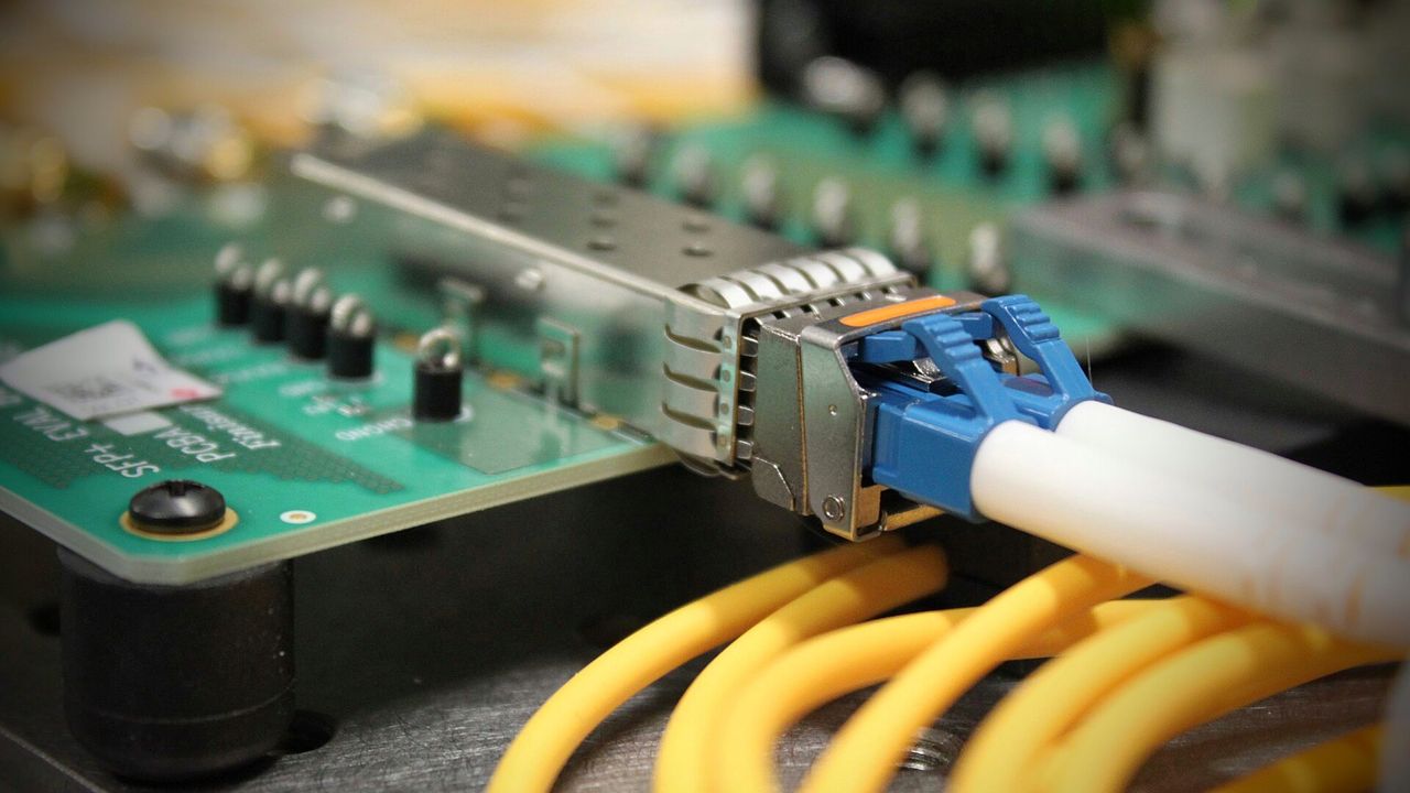 插在電路板上的 SFP 光收發模組與光纖跳線