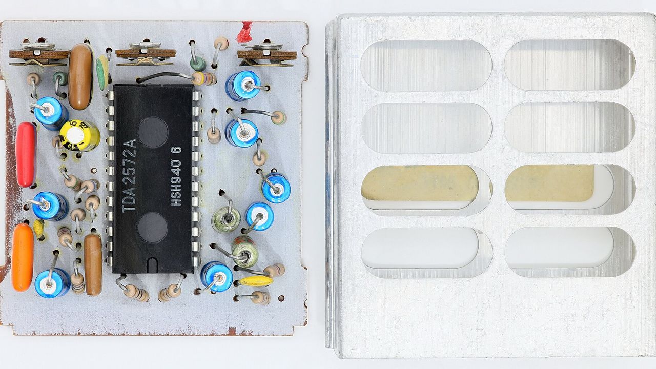 pcb(电路板与屏蔽罩实物特写)