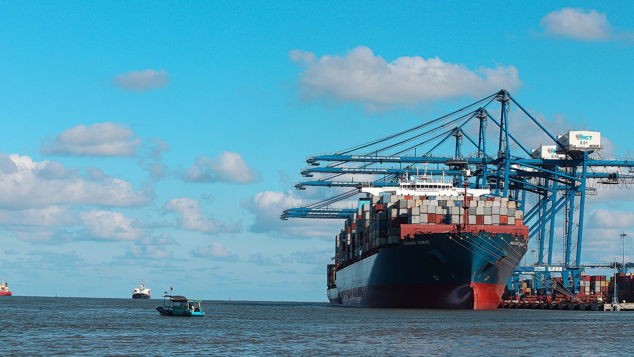 port(集装箱船停靠港口码头实景)