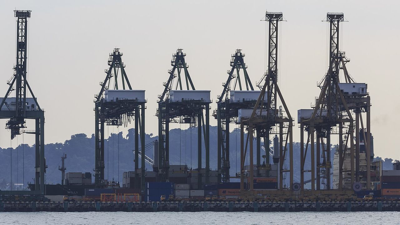 port（港口貨櫃碼頭與吊橋實景）