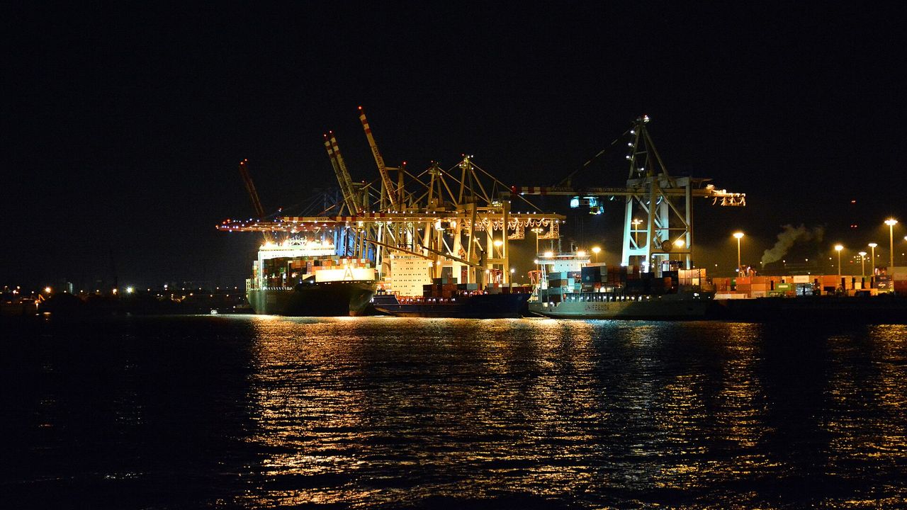 port（貨櫃碼頭港口夜間實景）