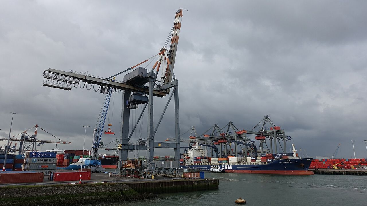 port（港口貨櫃碼頭與吊車實景）