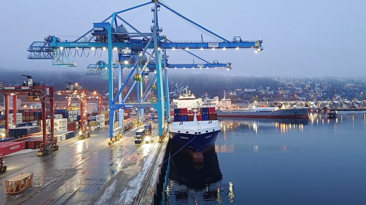 port(港口集装箱码头与船只实景)