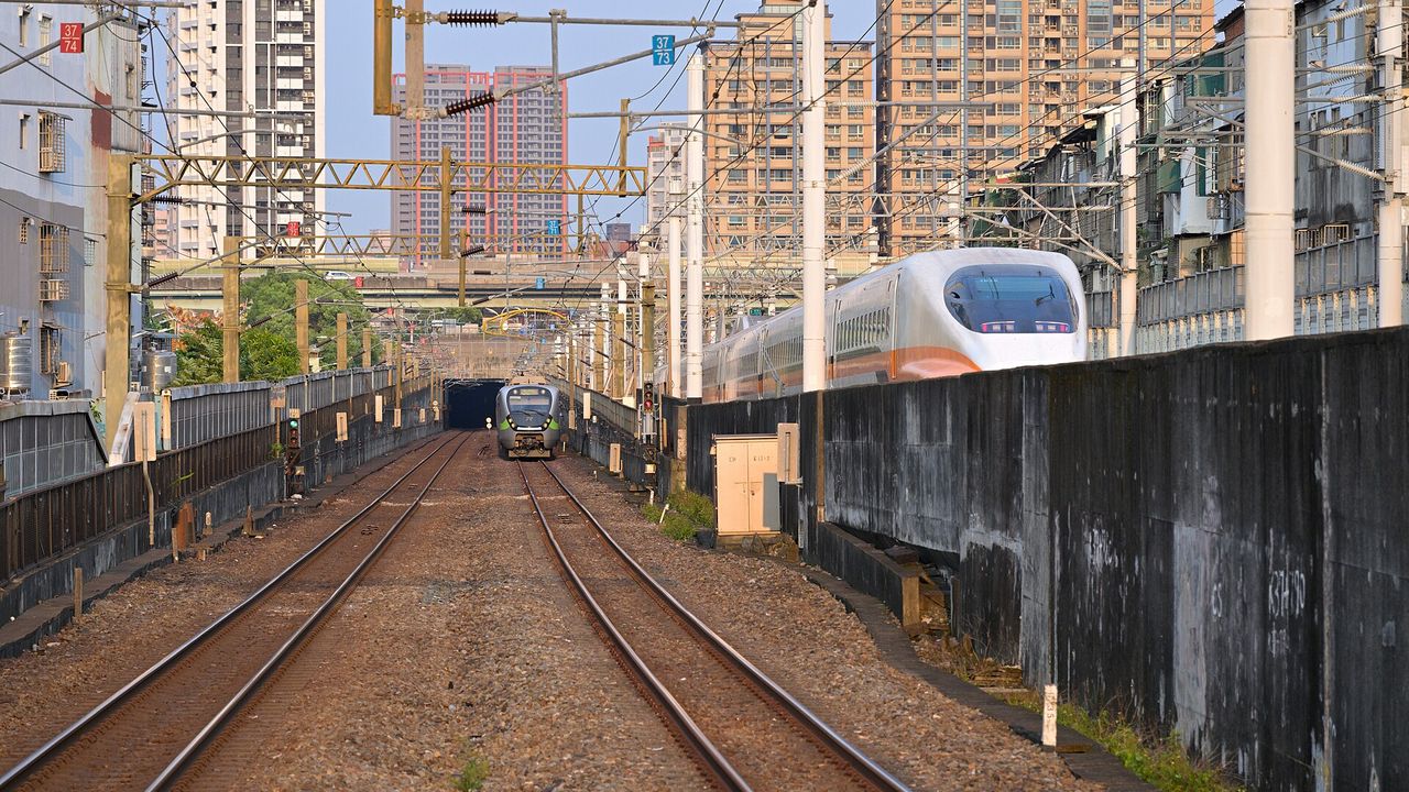 台湾高铁列车与铁轨