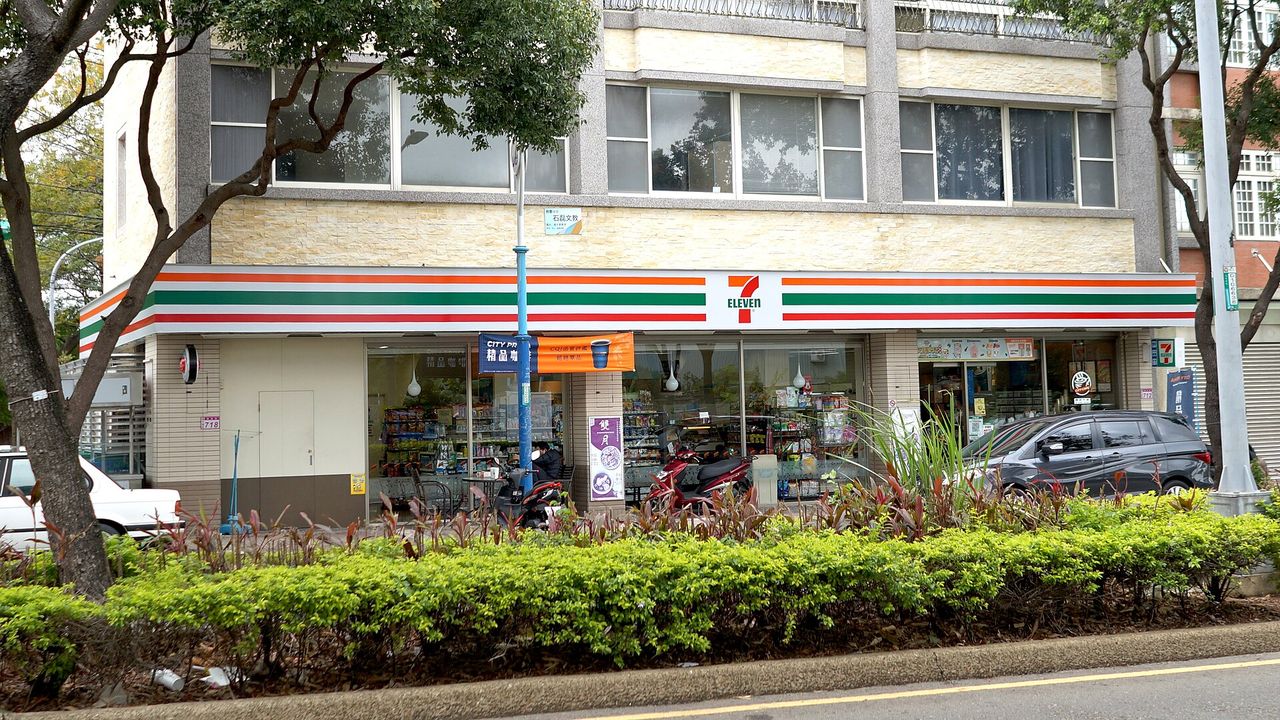 街道旁的便利商店門市