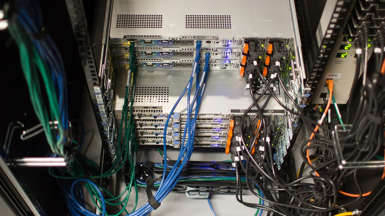 server（伺服器機架內部實景）