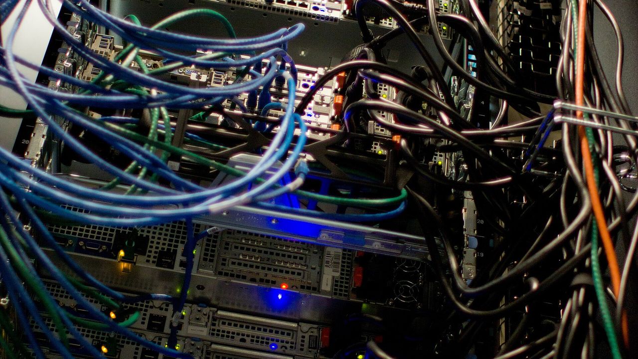 server（伺服器機櫃與佈線實景）