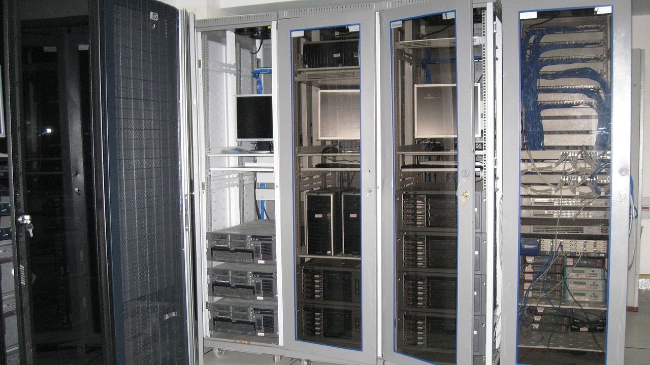 server(机房内服务器机柜实景)
