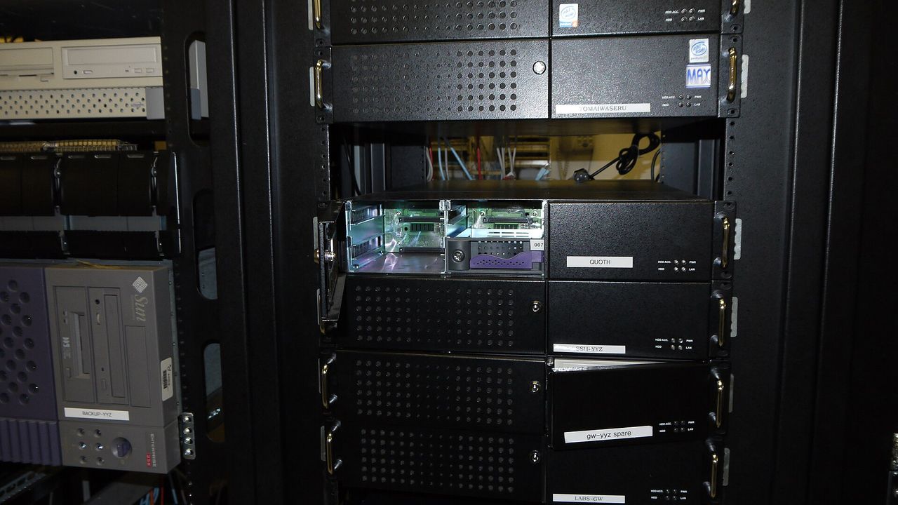 server（機架上的伺服器主機實景）