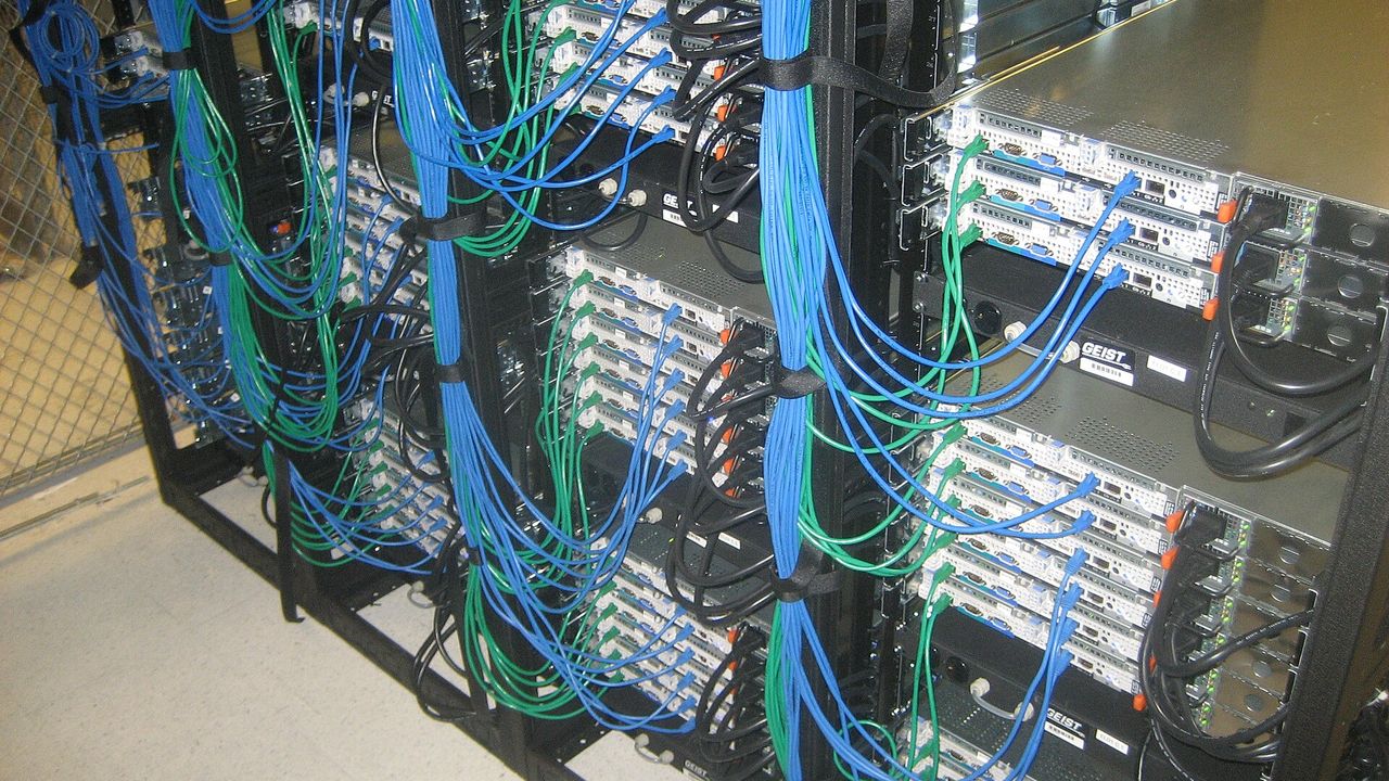 server（伺服器機櫃與線路實景）