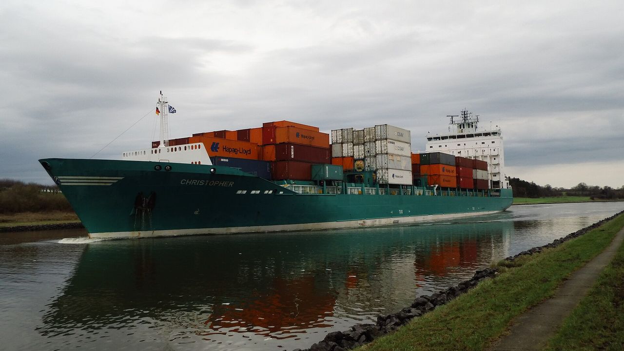 shipping(运河中的集装箱船实景)