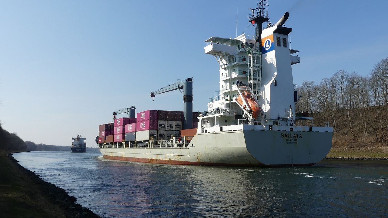 shipping（實景拍攝貨櫃船航行運河）