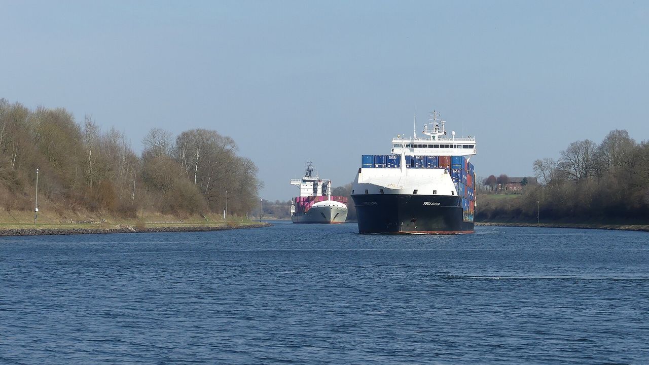 shipping（運河中的貨櫃船實景）