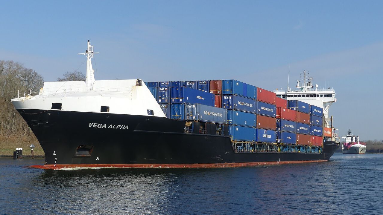 shipping（航行中的貨櫃船實景）