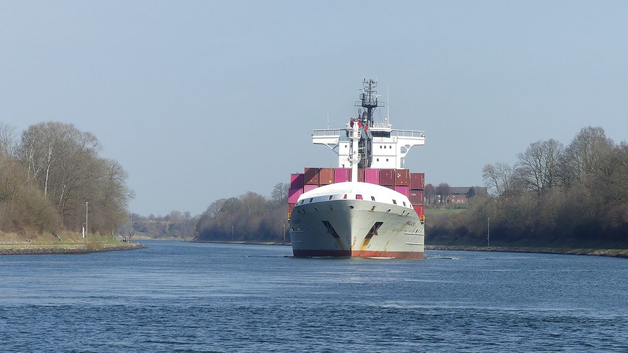 shipping（運河中的貨櫃船航行實景）