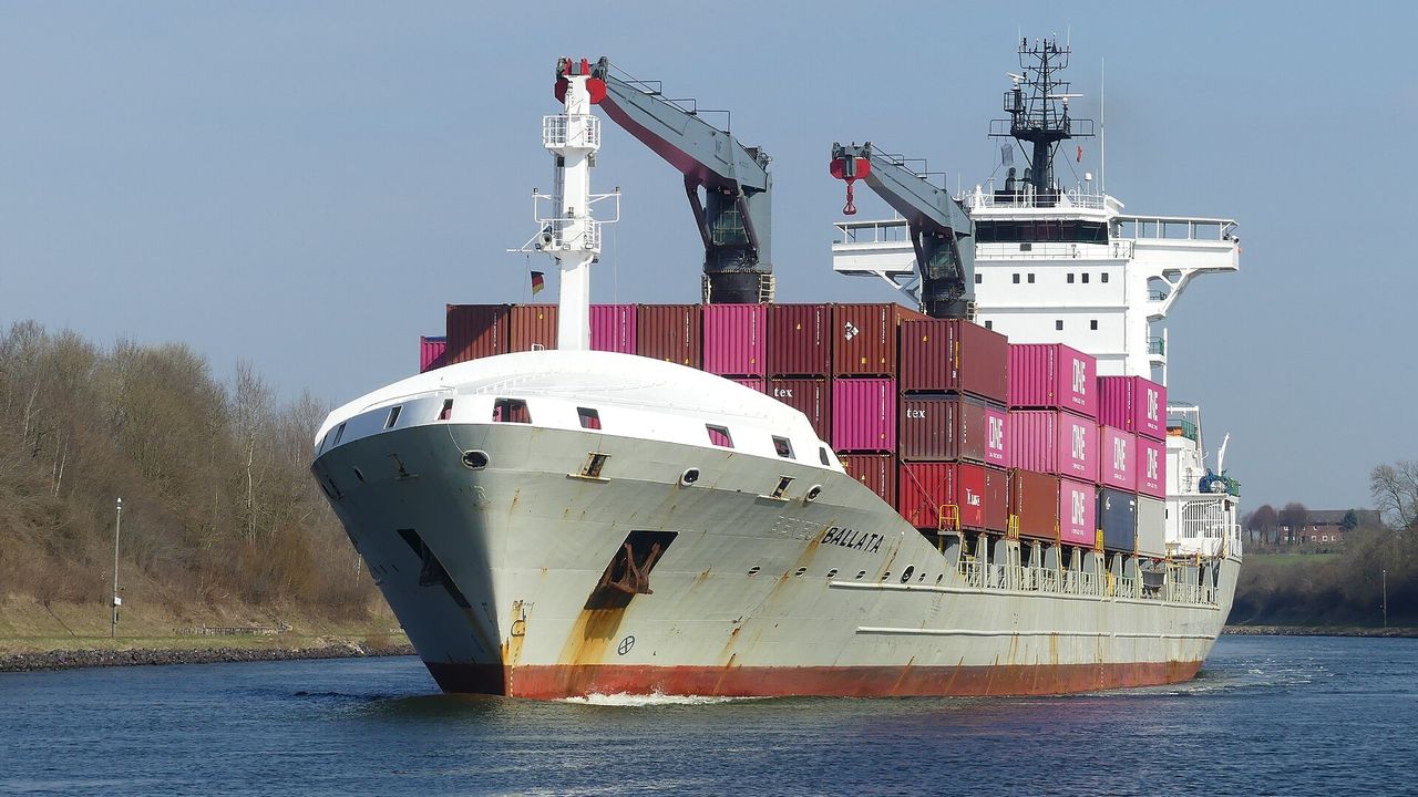 shipping（貨櫃船航行實景符合航運）