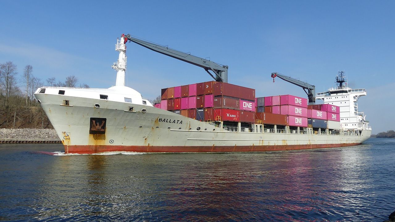 shipping（航行中的貨櫃船實景）