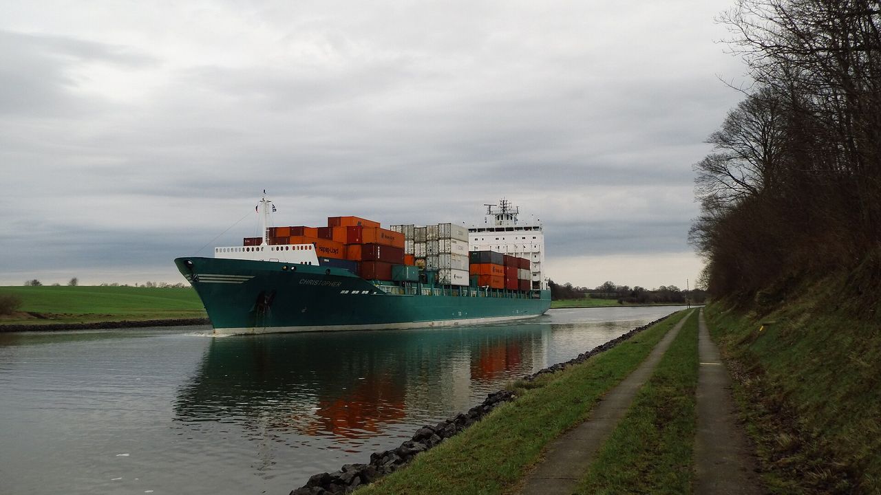 shipping（運河中的貨櫃船實景）