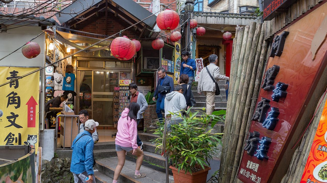 九份老街階梯上的觀光遊客