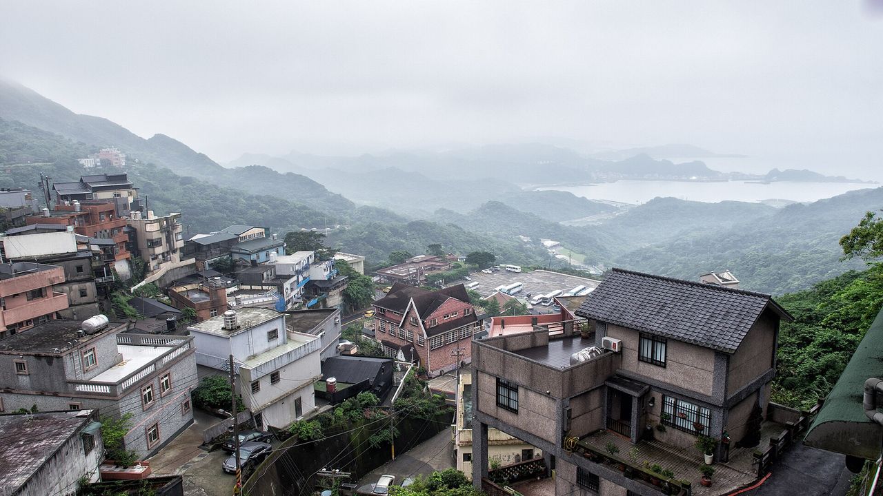 九份山城聚落與遠處海景遠眺