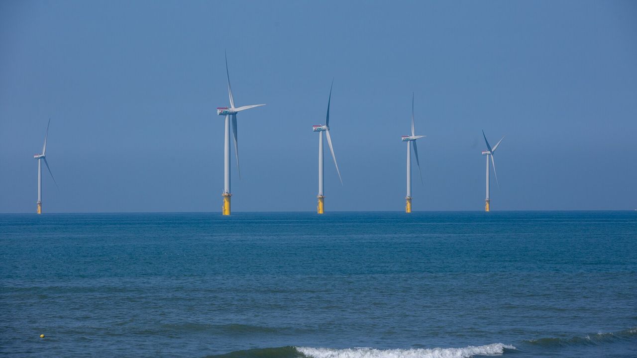 海面上整齐排列的离岸风机