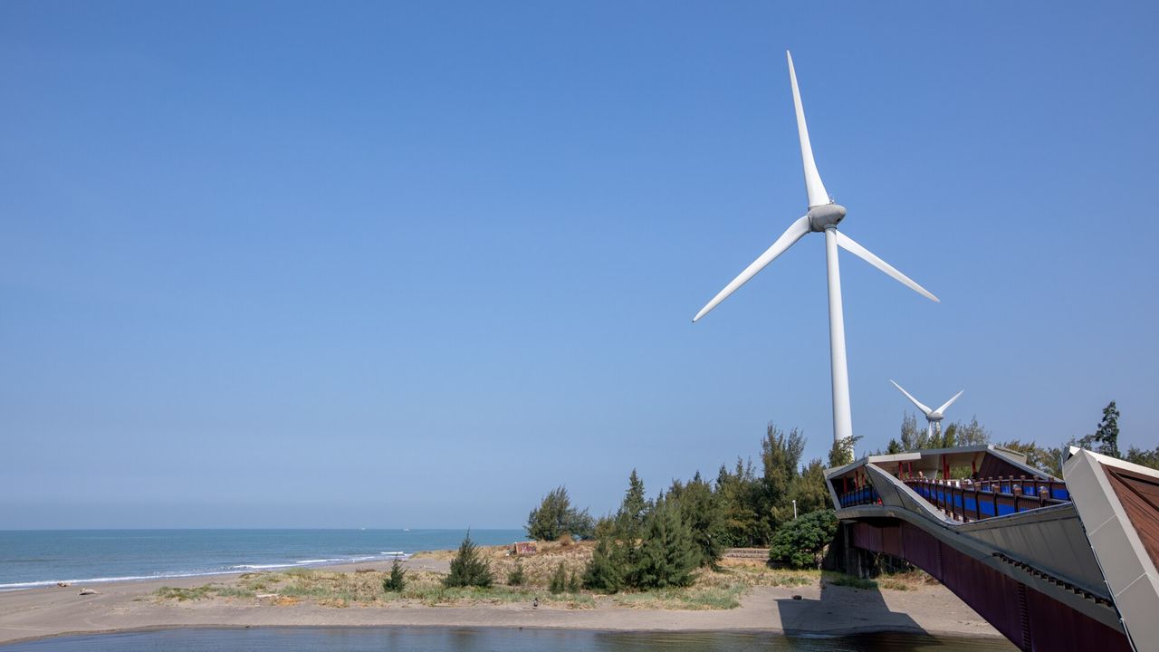 海岸边矗立的大型陆上风力发电机
