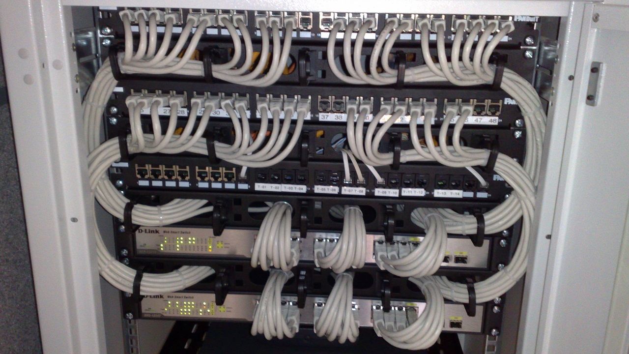 network(實景呈現網路機櫃設備)