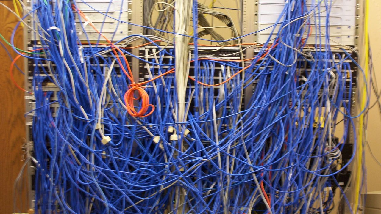 network(實景呈現混亂的網路線路)