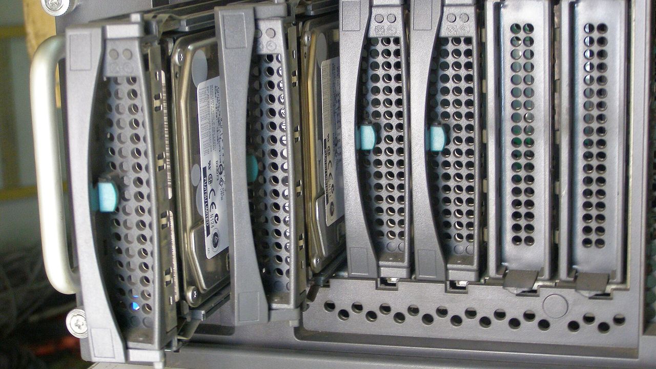 server(伺服器硬碟抽取匣實景)