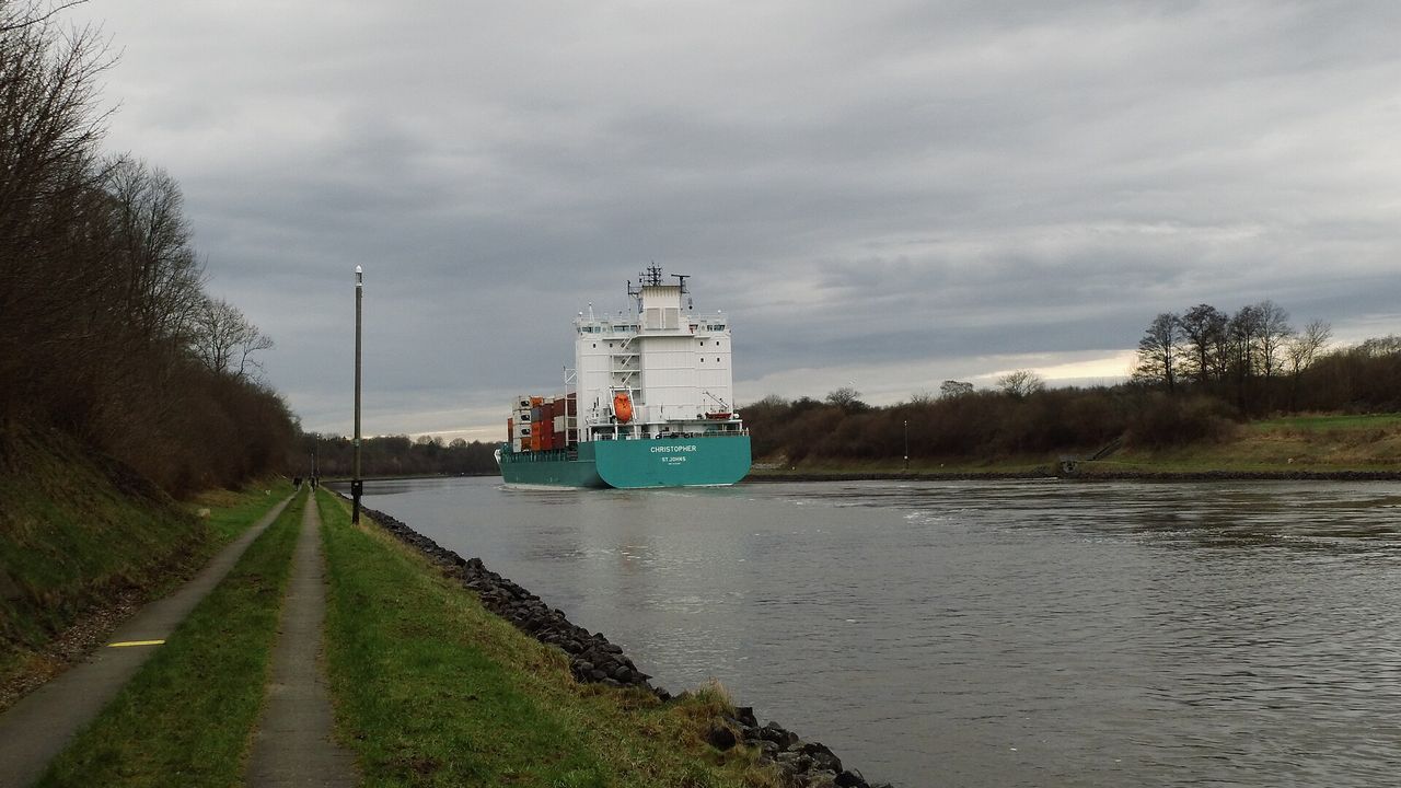 shipping(運河中的貨櫃船航行實景)